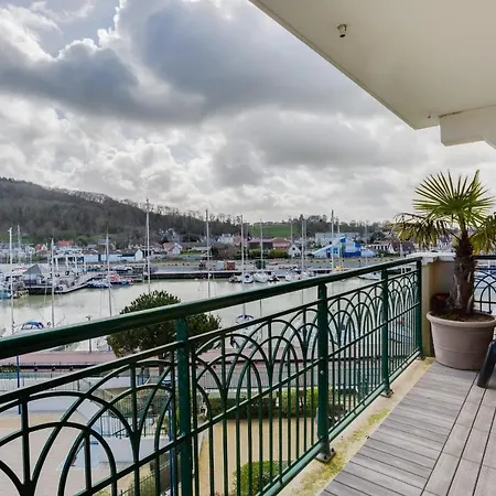 Charming Near The Sea *
